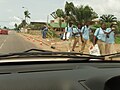 Sortie de classe d'élèves en uniformes.