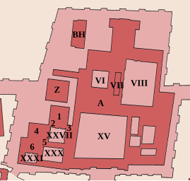 Principales unités de la terrasse du palais : grande cour (XV), cour d'honneur (VIII), salle du trône (VII), cour de la zone privée (VI), appartements royaux (A), bâtiment isolé (peut-être bit-hilani) (BH). Principales unités des temples de la terrasse : cours principales (XXX, XXVII, XXXI), temple de Sîn (1), chapelle d'Adad (2), chapelle d'Ea (3), temple de Shamash (4), chapelle de Ninurta (5), temple de Ningal (6), ziggurat (Z).