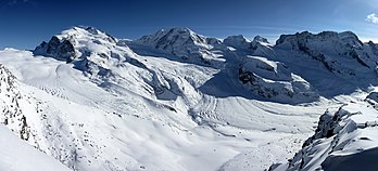 Vue panoramique de la station de Gornergrat (3 110 m) dans le domaine skiable de Zermatt : à gauche le mont Rose avec la pointe Dufour qui est le plus haut sommet de Suisse (4 633,9 m) et le plus haut sommet des Alpes en dehors du massif du Mont-Blanc. (définition réelle 5 000 × 2 271)