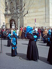 Semana Santa, Papones de la Cofradía del Santo Cristo de la Bienaventuranza, pasando ante la iglesia de San Claudio (León), en la procesión de las Bienaventuranzas (Jueves Santo, 2005)