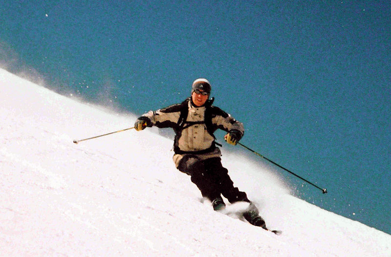 File:Skier-carving-a-turn.jpg