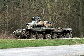 Photo d’un AMX-30 avec le camouflage Forad noir et bleu et son simulateur de tir laser.