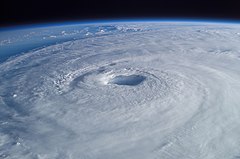 台風の目（中央部の空洞が目である）