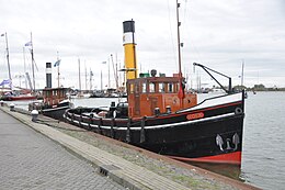 Stoomsleepboot de Roek voor de wal in Enkhuizen