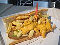 Mitraillette, Snack aus Brüssel mit Fleisch, Pommes frites und Soße auf Baguette