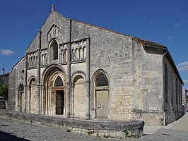 Kerk Saint-André. Enkel de façade van de kerk is romaans; de rest van de kerk werd in de 17e eeuw na een brand heropgebouwd.