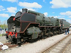 Livrée SNCF unifiée de la 150 P 13, avec corps de chaudière vert, écrans noirs et filets rouges.