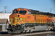 31.–33. KW GE Dash 9-44CW #5518 der BNSF Railway in Long Beach, Kalifornien (Februar 2005).