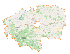 Mapa konturowa powiatu zamojskiego, u góry po prawej znajduje się punkt z opisem „Kościół parafialny pw. Św. Mikołaja Biskupa w Grabowcu”