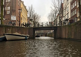 Armeensebrug met haar naamgever, het gele gebouw links (februari 2017)