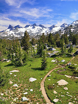 Pacific Crest Trail im Schutzgebiet Ansel Adams Wilderness, mit Blick auf die Ritter Range