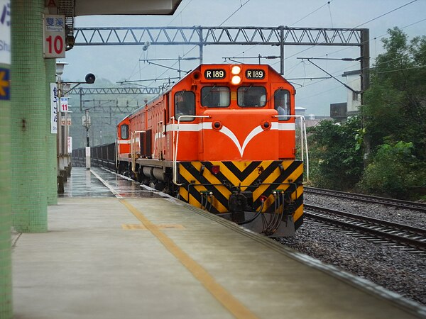 圖為正在通過雙溪車站的台鐵R180型柴電機車。