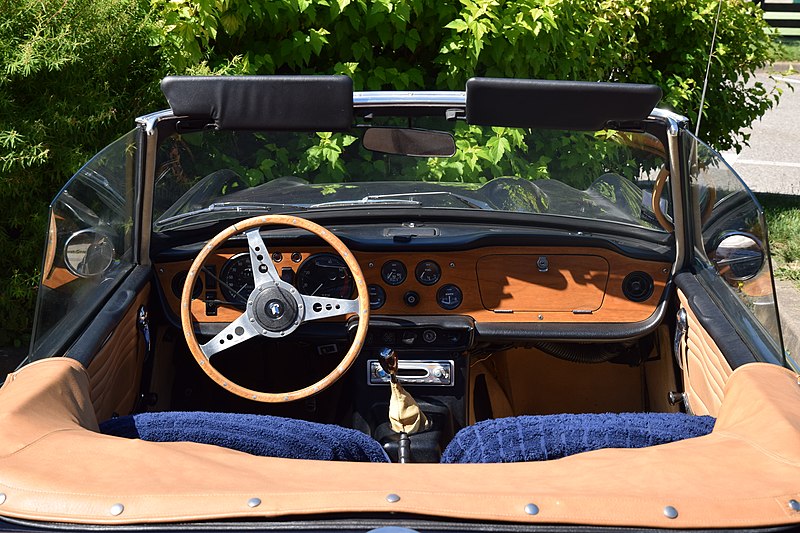 File:1968 Triumph TR5 (35321793052).jpg