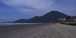 Het strand van de badplaats Peruíbe