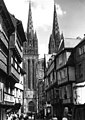 Quimper : la rue Kéréon et la cathédrale Saint-Corentin vers 1980