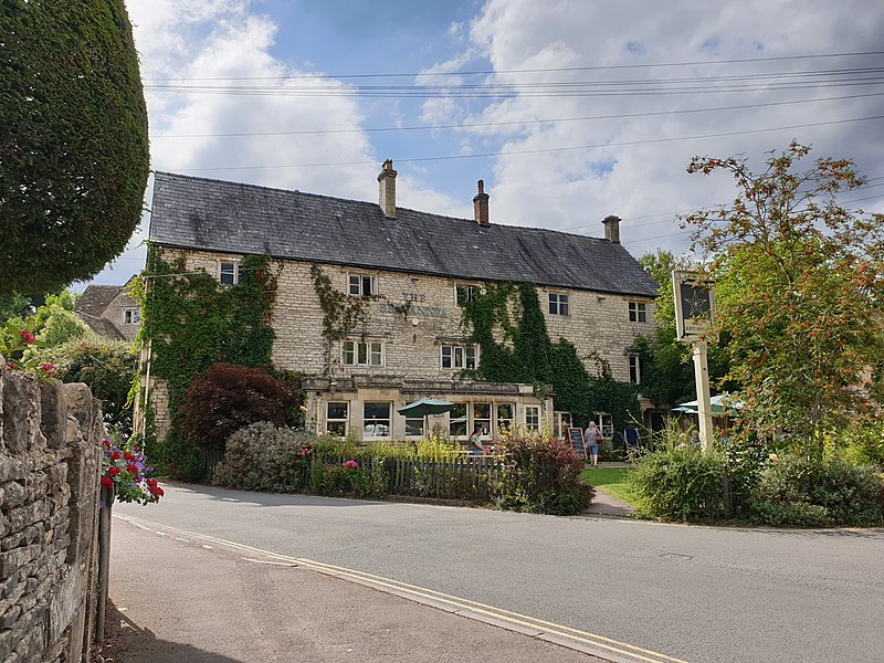 File:Britannia Inn Nailsworth.jpg