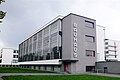 Bauhaus Dessau (1926) door Walter Gropius wordt gezien als het hoogtepunt van het voor-oorlogse modernisme. Links is de glazen vliesgevel te zien.