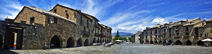 La Plaza mayor, vue vers le château.