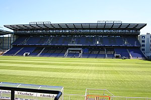 Blick auf die Haupttribüne des Stadions