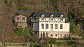 Landhaus mit Nebengebäude und Sandsteinterrassierung