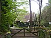 Houten huis, jachthuis, gebouwd als prefab, sinds 1945 bewoond