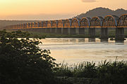 36. KW Die Eisenbahnbrücke Ponte Dona Ana überspannt den Fluss Sambesi und verbindet in Mosambik Mutarara und Sena (2006). Sie besitzt 33 Bögen, ist 3543 Meter lang und wurde 1935 fertiggestellt.