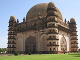 Gol Gumbaz ni kaburi na msikiti wa karne ya 17 huko Bijapur (Uhindi ya Kusini)