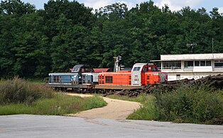 La BB 66616 VFLI (rouge) et la BB 66202 SNCF (bleue).