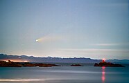 Cometa C/2020 F3 visível do hemisfério sul. Foto do Monte Maunganui, Tauranga, Nova Zelândia em 27 de julho de 2020 às 06:45 NZT