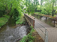 Jülich: Kleiner Wasserfall und Mündung des Krauthausen-Jülicher Mühlenteichs (rechts) in den Ellebach