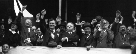 Rassemblement-populaire-14-juillet-1936 cropped.png