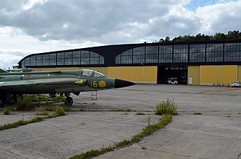 Vy över museets hangar samt Saab J 35F-1 Draken (S/N 35496).