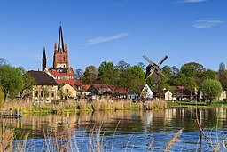 Innerstaden med Heilig-Geist-Kirche, vy från floden Havel.