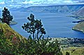 Danau Toba dengan Pulau Samosir di bagian tengahnya.