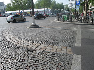 L'emplacement de la forteresse est marqué par les pavés de la place de la Bastille.