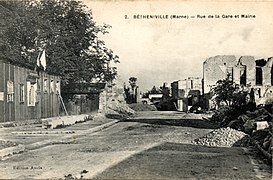 La rue de la Gare et la mairie après la Première Guerre mondiale.