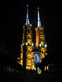 Wieże zachodnie katedry wrocławskiej w nocnej iluminacji