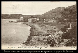 Carte postale noir et blanc. Longue plage avec bâtisse au fond.