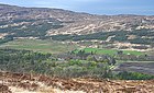 Kinloch en la cabecera de Loch Scresort, Rùm. Esta área ha proporcionado dos sitios de comienzos del Mesolítico. Una vista desde una elevación sobre los campos cultivados y un bosque mixto de coníferas y árboles caducifolios.