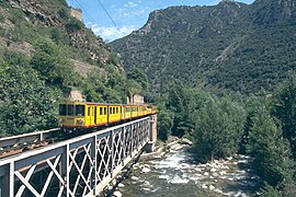 Le train jaune de Cerdagne sur la Têt près de Villefranche-de-Conflent.