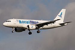 Ein Airbus A319 der Koral Blue