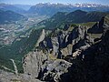 Montalin: Sicht nach Norden ins Rheintal, markant im Hintergrund links der Mitte der Falknis, höchster Punkt am Horizont Schesaplana