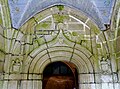 L'église paroissiale Saint-Germain : intérieur du porche sud, partie supérieure de la porte d'entrée de l'église