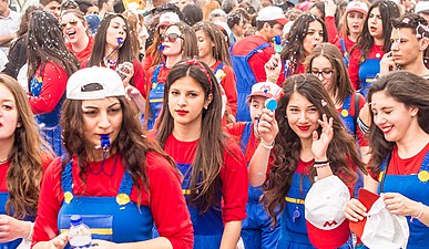 10/03: Persones disfressades de Super Mario al Carnestoltes de Limassol.