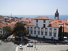 Le Musée d'Art Sacré, Praça du Municipio.