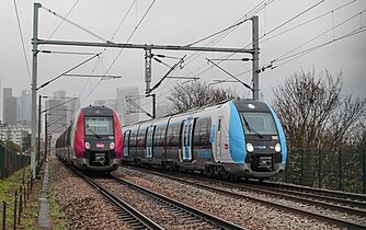 Rame Z 50000 de droite, près de la gare de Suresnes-Mont-Valérien.