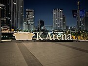 イベントスペースの広場にある「K-Arena」モニュメント（2023年10月撮影）