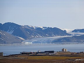 Nīolesunna ar Konveja ledāju fonā