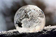 Third place: Frosted bubble. – Atribuim: Danielarapava (CC BY-SA 4.0)