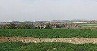 Vue du village blotti au fond de la vallée de l'Omignon.